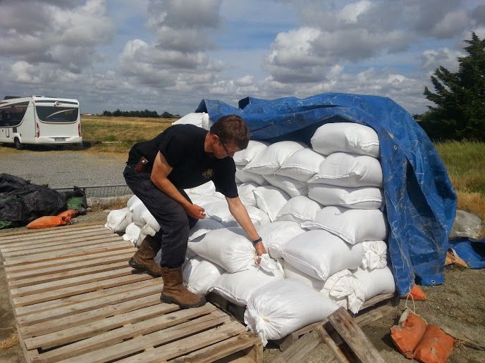 &nbsp; (Chargement de sel chez un producteur du marais breton © Mikaël Roparz)