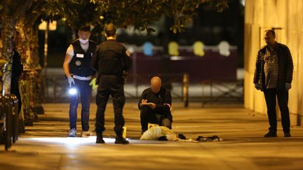 Des policiers&nbsp;dans le 19e arrondissement après l'attaque au couteau, le 9 septembre 2018.&nbsp; (ZAKARIA ABDELKAFI / AFP)