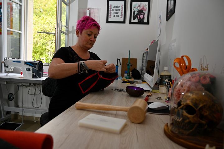 Cécile Vincent, maroquinière, dans son atelier de Bayeux (Normandie). (DAMIEN MEYER / AFP)