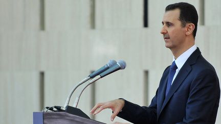 Le pr&eacute;sident syrien, Bachar Al-Assad, prononce un discours pendant un "iftar", repas de rupture du je&ucirc;ne du ramadan, le 4 ao&ucirc;t 2013 &agrave; Damas (Syrie).&nbsp; (SANA / AFP)