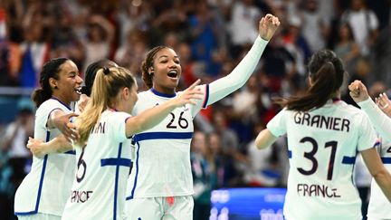 La joie de l'équipe de France femmes de handball après leur 5/5 en phase de groupes et un dernier succès contre l'Espagne, le 3 août 2024 à l'Arena 6 Paris Sud. (ARIS MESSINIS / AFP)