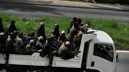 Des partisans armés d'Alassane Ouattara, le 1er avril 2011, dans les rues d'Abidjan (AFP - ISSOUF SANOGO)