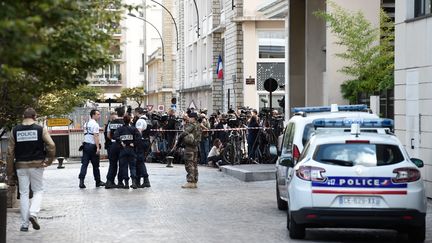 Des policiers et des journalistes sont rassemblés sur le lieu où un homme a renversé six militaires de l'opération Sentinelle avec son véhicule, le 9 août 2017 à Levallois-Perret (Hauts-de-Seine). (STEPHANE DE SAKUTIN / AFP)