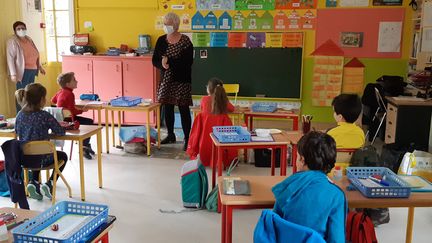 Des élèves en classe avec leur maîtresse après le confinement (NICOLAS BLANZAT / FRANCE-BLEU LIMOUSIN)