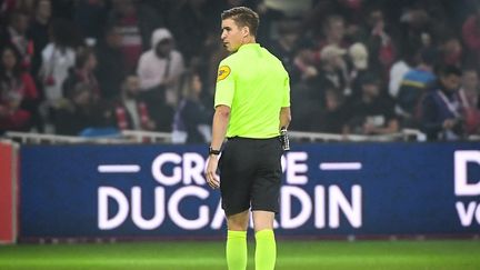 L'arbitre François Letexier lors de la rencontre de la 10e journée de Ligue 1 entre Lille et Lens, au stade Pierre-Mauroy de Villeneuve-d'Ascq, le 9 octobre 2022. (MATTHIEU MIRVILLE / AFP)