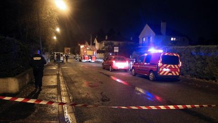 Des pompiers devant la maison o&ugrave; s'est d&eacute;clar&eacute; l'incendie, le 28 novembre 2012 &agrave; Pau (Pyr&eacute;n&eacute;es-Atlantiques). (DAVID LE DEODIC / AFP)