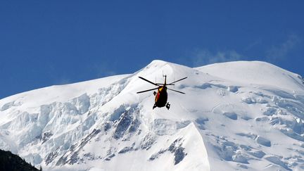 Un hélicoptère survole le mont Maudit, le 12 juillet 2012. (JEAN-PIERRE CLATOT / AFP)