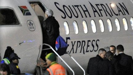 Le "coach" des Bleus, Raymond Domenech, en train de monter dans un avion le 22 juin 2010 (AFP - FRANCK FIFE)