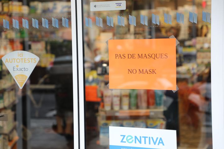 La devanture d'une pharmacie, à Nice (Alpes-Maritimes), affiche une pénurie de masques contre le coronavirus, le 25 février 2020.&nbsp; (JULIETTE CAMPION / FRANCEINFO)