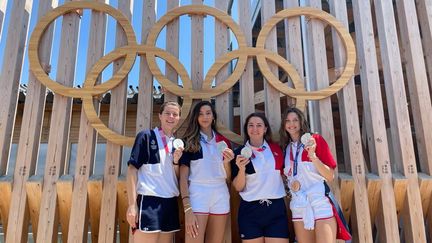 Les escrimeuses vice-championnes olympiques de sabre par équipes, avec de gauche à droite, Cécilia Berder, Sara Balzer, Charlotte Lembach et Manon Brunet, également médaillée de bronze en individuel. (CECILIA BERDER / RADIO FRANCE)