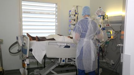 Un malade du Covid-19 pris en charge à l'hôpital de Mamoudzou, à Mayotte, le 11 juin 2020. (ALI AL-DAHER / AFP)