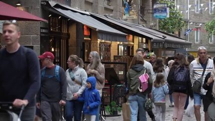 La SNCF a annoncé la mise en vente de 300 000 billets TGV supplémentaires. Parmi les destinations phares, Saint-Malo. Sur place, certains habitants ont le sentiment d'accueillir trop de touristes. (France 2)