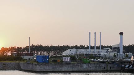 Le soleil se lève sur le terminal gazier Nord Stream à Lubmin (Allemagne), le 21 juillet 2022. (MARKUS SCHREIBER/AP/SIPA)