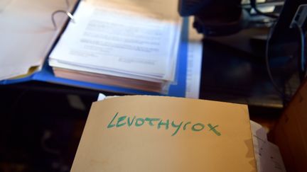 Un dossier Levothyrox, le 14 novembre 2017, à Toulouse. (REMY GABALDA / AFP PHOTO)