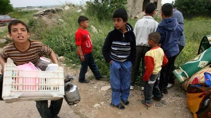 Le 28 avril 2011, des enfants de réfugiés arrivent à Wadi Khaled au nord du Liban.

Des centaines de femmes et d’enfants ont franchi à pied la frontière pour fuir les tirs du côté syrien.

Le 7 mars 2012, un pont par lequel transite la majorité des réfugiés et des blessés vers le Liban a été bombardé par l’armée. (REUTERS/Omar Ibrahim )