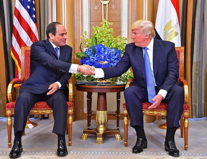 Les présidents Abdel Fattah el-Sissi et Donald Trump se serrent la main à Ryad le 21 mai 2017. (AFP - EGYPTIAN PRESIDENCY - HANDOUT / ANADOLU AGENCY)