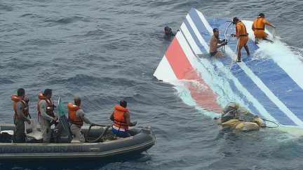 Une partie de l'Airbus AF447 reliant Rio &agrave; Paris est r&eacute;cup&eacute;r&eacute;e par la marine br&eacute;silienne, le 8 juin 2009, apr&egrave;s le crash de l'avion.&nbsp; (BRAZILIAN NAVY / AFP)