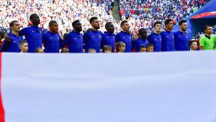 L'équipe de France le 30 juin 2018, avant son match contre l'Argentine au Mondial au Kazan Arena, en Russie. (LUIS ACOSTA / AFP)