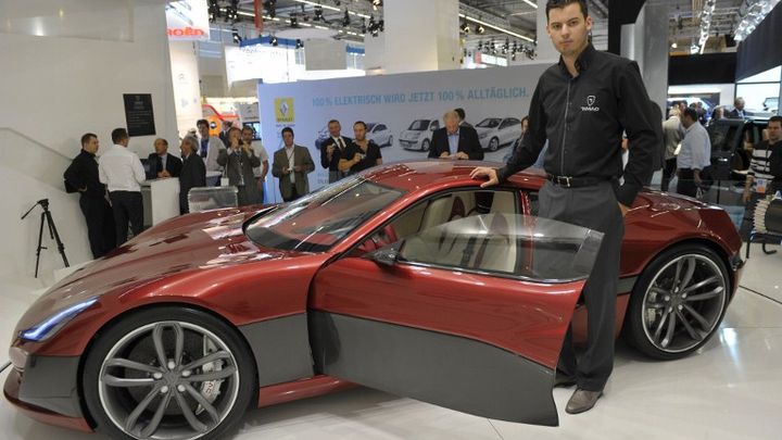 Mate Rimac, constructeur de la Concept_One, voiture &eacute;lectrique capable d'atteindre les 305 km/h, &agrave; Francfort (Allemagne), le 14 septembre 2011. (THOMAS KIENZLE / AFP)