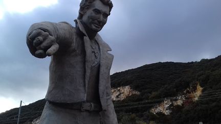 Une statue de Johnny Hallyday, installée en juin 2018 à Viviers, en Ardèche. (NATHALIE RODRIGUES / FRANCE-BLEU DRÔME-ARDÈCHE)