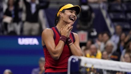 Emma Raducanu s'est qualifiée pour la première finale de sa carrière, en l'emportant face à&nbsp;Maria Sakkari&nbsp;en demi-finale de l'US Open, le 9 septembre 2021 (New York). (TIMOTHY A. CLARY / AFP)