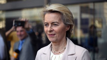 La présidente de la Commission européenne, Ursula von der Leyen, le 5 décembre 2024 à Montevideo, en Uruguay. (EITAN ABRAMOVICH / AFP)