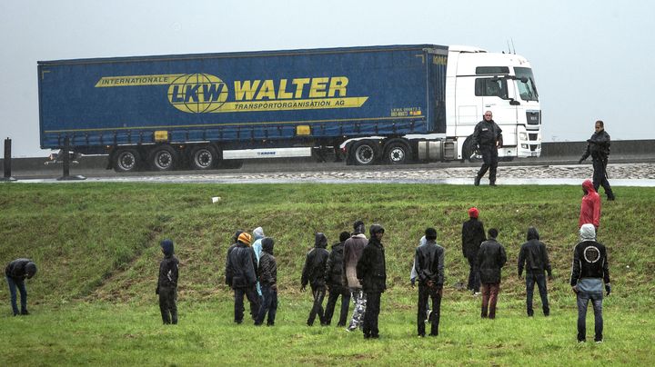 Des policiers repoussent des migrants aux abords du port de Calais, le 29 octobre 2014. (PHILIPPE HUGUEN / AFP)