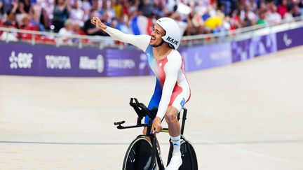 Le cycliste français Alexandre Léauté lors de l'épreuve de poursuite individuelle (catégorie C2) des Jeux paralympiques, le 30 août 2024, au vélodrome national de Saint-Quentin-en-Yvelines. (ALEX WHITEHEAD / SIPA)