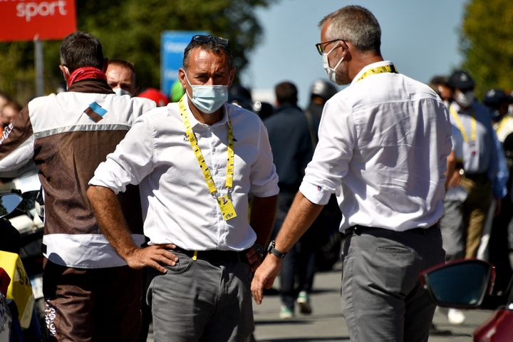 Thierry Gouvenou (à gauche) lors du Tour de France 2020. (ANNE-CHRISTINE POUJOULAT / AFP)