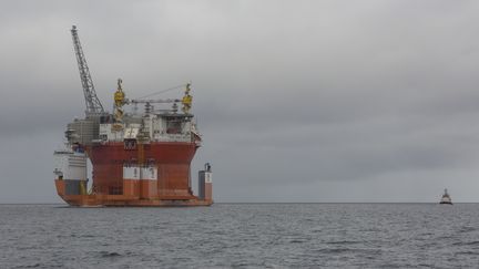 Une plateforme d'exploration pétrolière en mer de Barents,&nbsp;dans les eaux&nbsp;norvégiennes, le 17 avril 2015. (BJOERNBAKK,JAN-MORTEN / NTB / AFP)