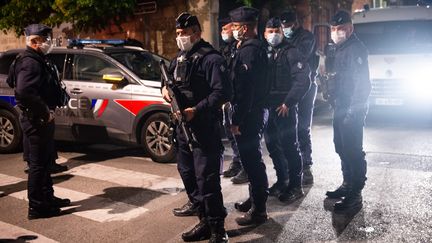 La police sécurise le site où un policier a été tué lors d'une opération anti-drogue à Avignon le 5 mai 2021. (CLEMENT MAHOUDEAU / AFP)