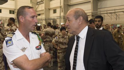 Le ministre de la D&eacute;fense, Jean-Yves Le Drian discute avec des soldats lors d'une visite sur la base fran&ccedil;aise d'Al-Dhafra aux Emirats&nbsp;Arabes Unis, le 15 septembre 2014. (FRANCE MINISTRY OF DEFENCE / ANADOLU AGENCY / AFP)