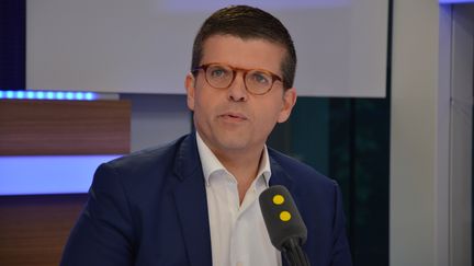 Luc Carvounas, maire d’Alfortville, sénateur PS du Val-de-Marne. (RADIO FRANCE / JEAN-CHRISTOPHE BOURDILLAT)