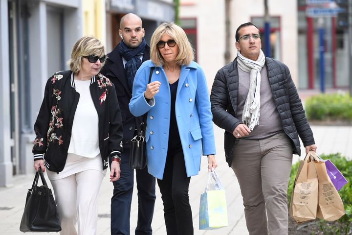 Michèle Marchand accompagne Brigitte Macron au Touquet,&nbsp;le 22 avril 2017.&nbsp; (ERIC FEFERBERG / AFP)