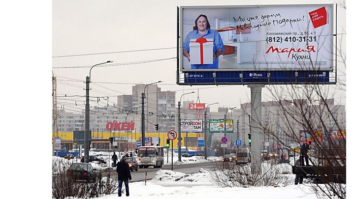 Gérard Depardieu dans une publicité russe, à Saint-Petersbourg (6 janvier 2013)
 (Olga Maltseva / AFP)