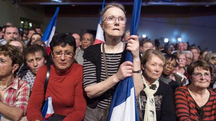 J-10 Des partisanes du pr&eacute;sident candidat Nicolas Sarkozy assistent &agrave; son meeting &agrave; Le Raincy (Seine-Saint-denis), le 26 avril 2012. (LIONEL BONAVENTURE / AFP)