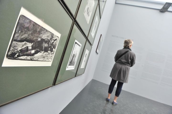 Des photographies de&nbsp;Santu Mofokeng&nbsp;exposées à la Bienale de Venise en 2013.&nbsp; (ANDREA MEROLA / ANSA)