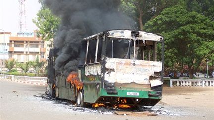 Un bus incendié dans une rue de Ouagadougou, capitale du Burkina Faso, le 16 avril 2011. (AFP PHOTO / AHMED OUOBA)