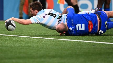 Teddy Iribaren marque le premier essai du Racing contre Castres (Anne-Christine POUJOULAT / AFP) (ANNE-CHRISTINE POUJOULAT / AFP)