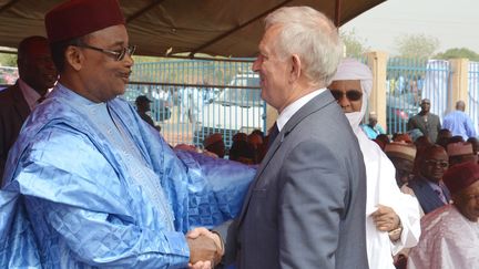 Le président du Niger  en compagnie de Michel Roussin, ancien vice-président du groupe Bolloré.