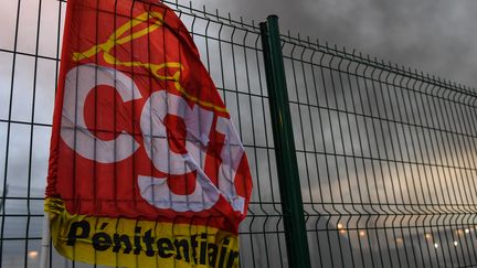 Un drapeau de la CGT lors du blocage de la prison de Vendin-le-Vieil (Pas-de-Calais), le 15 janvier 2018.&nbsp; (DENIS CHARLET / AFP)