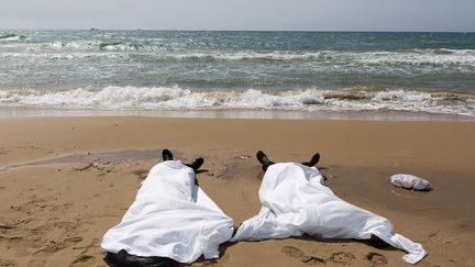 Les corps de deux migrants &eacute;chou&eacute;s sur la plage de Sampieri en Sicile (Italie), le 30 septembre 2013. (REUTERS)