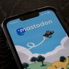 De nombreux utilisateurs migrent vers le réseau social Mastodon, depuis le rachat de Twitter par Elon Musk. (ROBIN VAN LONKHUIJSEN / ANP MAG / AFP)