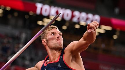 Kevin Mayer a battu son record personnel au javelot à Tokyo lors de l'avant-dernière épreuve de décathlon, le 5 août 2021. (BEN STANSALL / AFP)