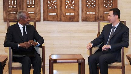 L'&eacute;missaire de l'ONU et de la Ligue arabe, Kofi Annan (&agrave; g.), et le pr&eacute;sident syrien, Bachar Al-Assad (&agrave; dr.), &agrave; Damas (Syrie), le 10 mars 2012. (SANA / AFP)