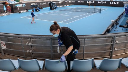 Le tennis a repris à Melbourne pendant que les sièges du stade sont désinfectés. (DAVID GRAY / AFP)