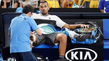 L'Australien, Nick Kyrgios, se fait soigner lors de l'Open d'Australie 2019, le 15 janvier de la même année.&nbsp; (DAVID GRAY / AFP)