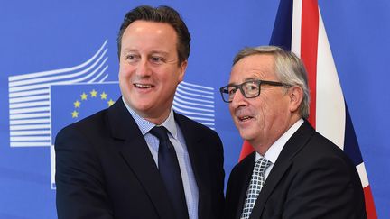 Le Premier ministre britannique, David Cameron, est accueilli par le président de la Commission européenne, Jean-Claude Juncker, le 16 février 2016 à Bruxelles. (EMMANUEL DUNAND / AFP)