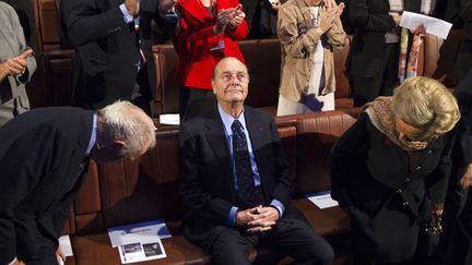 L'ancien pr&eacute;sident de la R&eacute;publique fran&ccedil;aise Jacques Chirac (C) est ovationn&eacute; lors de la remise du prix de la Fondation Chirac au mus&eacute;e du quai Branly &agrave; Paris, le 24 novembre 2011. (CHARLES PLATIAU / REUTERS)