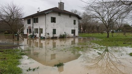 Une maison touch&eacute;e par des crues, le 27 janvier 2009, &agrave; Saubusse (Landes). (JEAN-FRÉDÉRIC ITTEL / AFP)